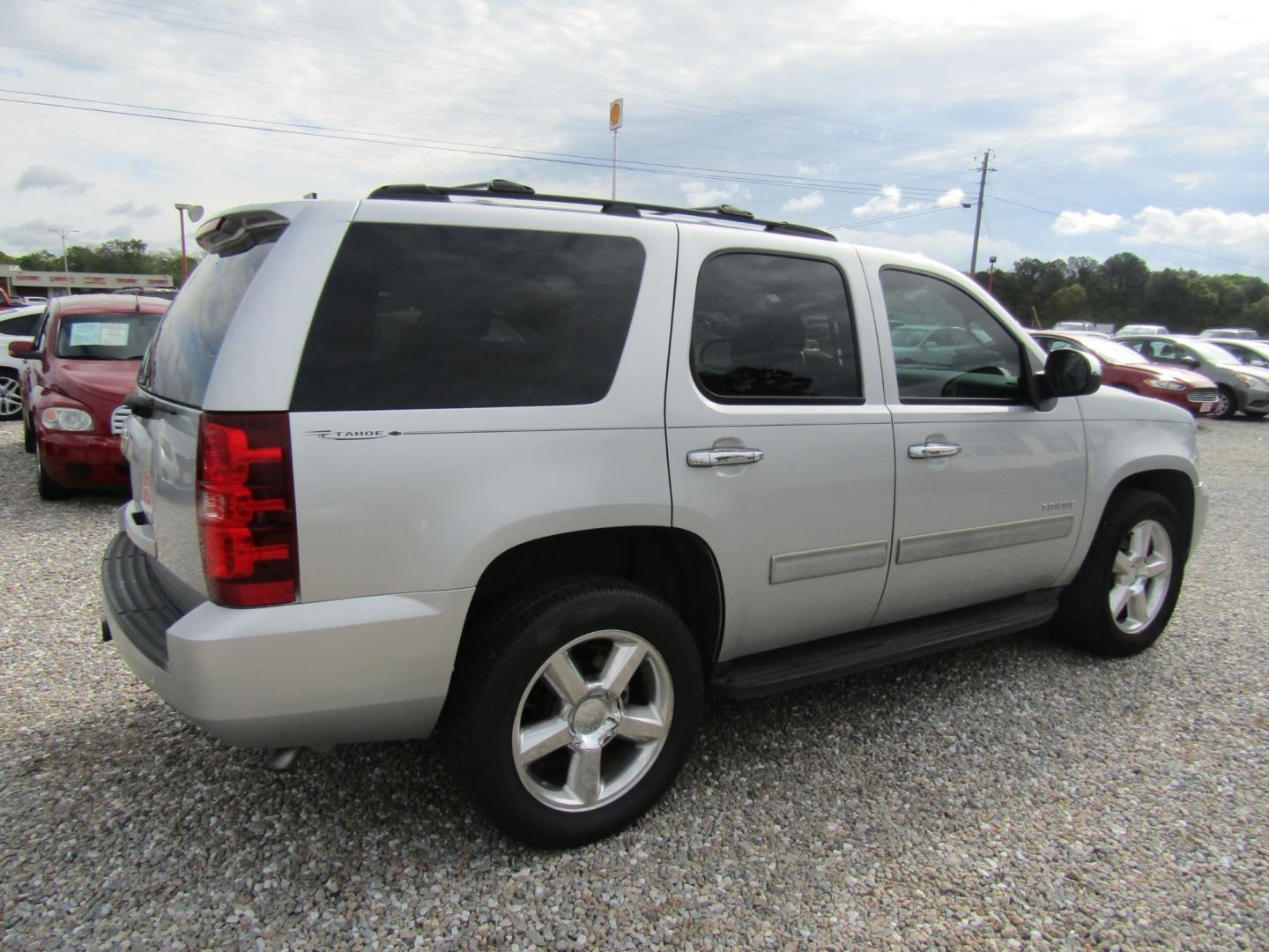 2013 Silver /Gray Chevrolet Tahoe (1GNSCBE04DR) with an V8 engine, Automatic transmission, located at 15016 S Hwy 231, Midland City, AL, 36350, (334) 983-3001, 31.306210, -85.495277 - Photo#7